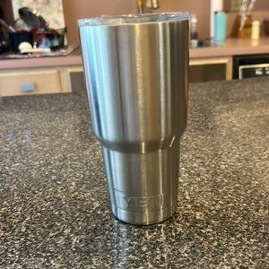 Yeti 20 oz silver tumbler